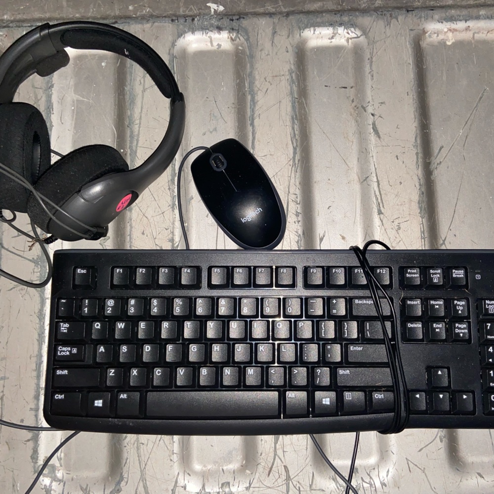 I’m selling all mice, keyboard and headphone everything works